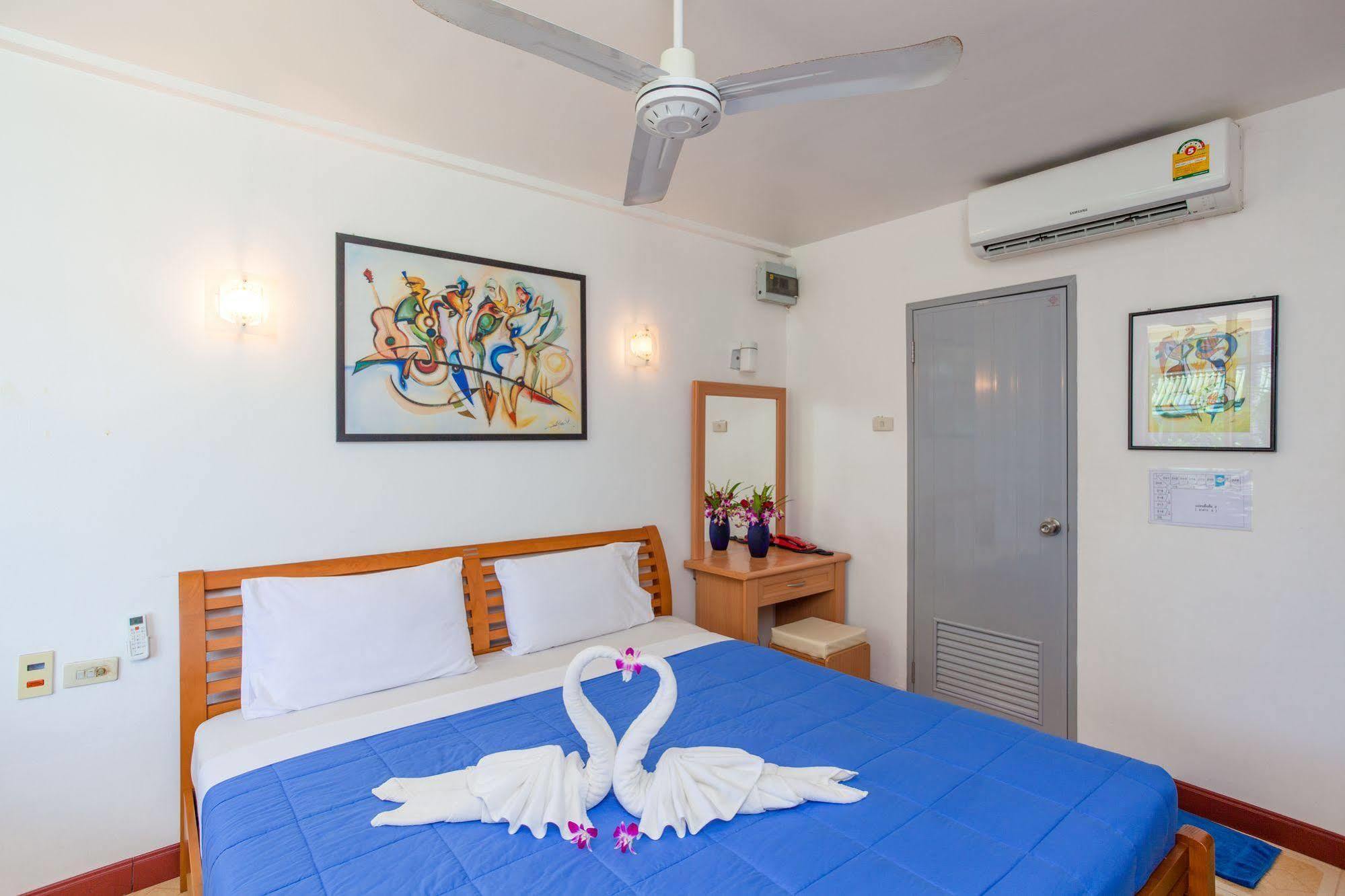 The Expat Hotel Patong Екстер'єр фото
